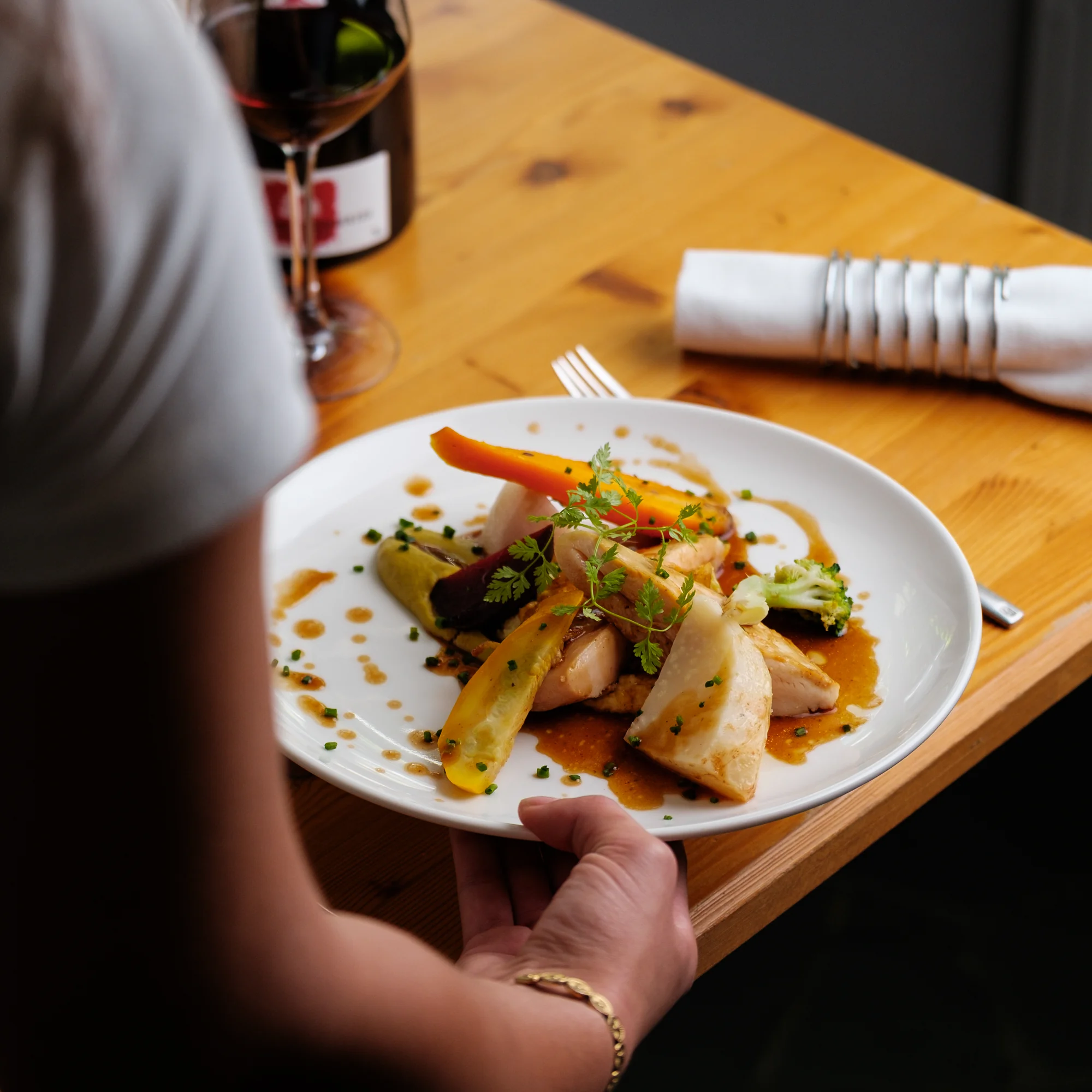 photo très colorée d'un plat, mettant en valeur les couleurs et les textures des aliments