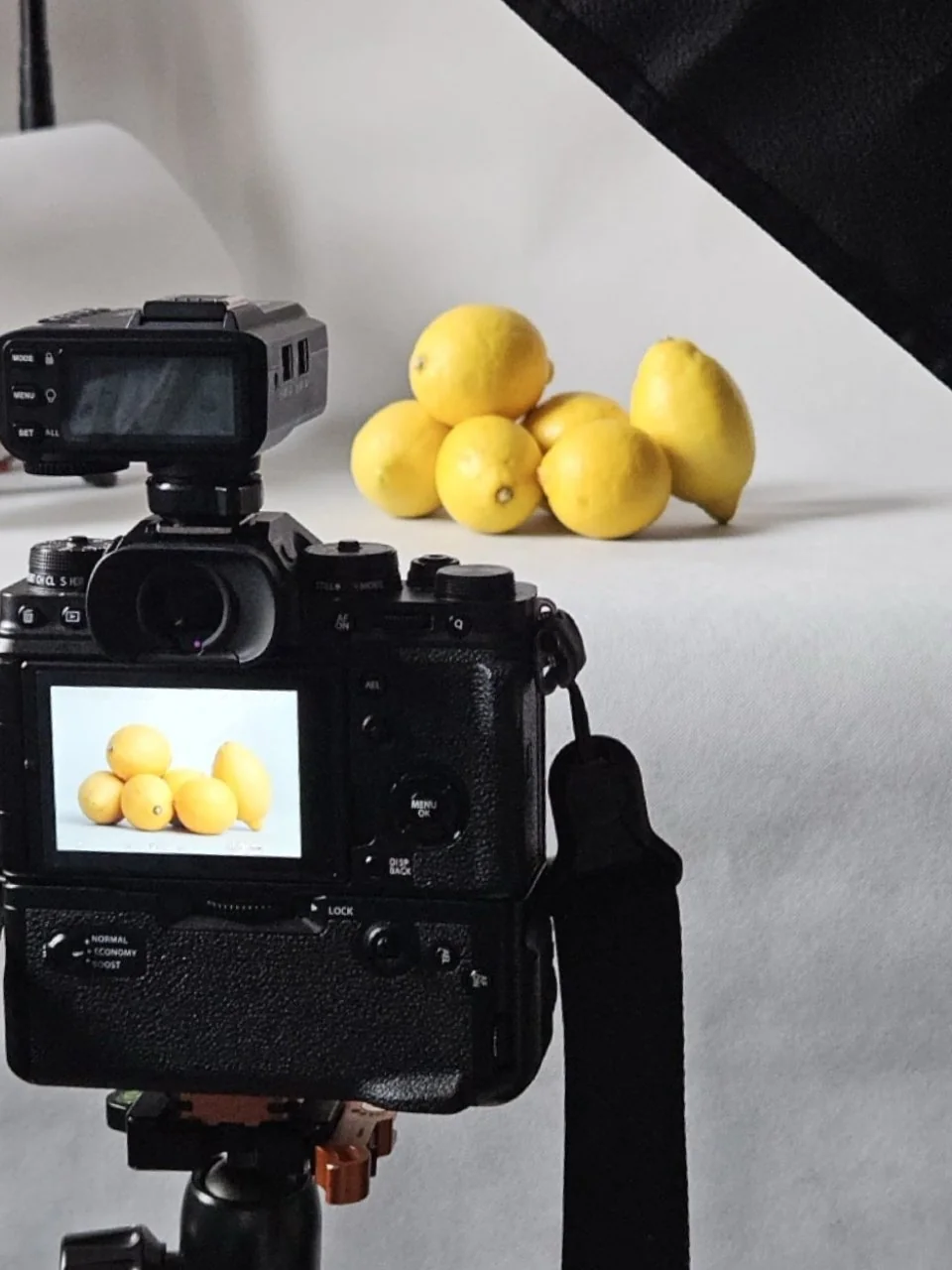 appareil photo qui prend en photo des citrons sur une table, qui met en valeur les couleurs et les textures des citrons